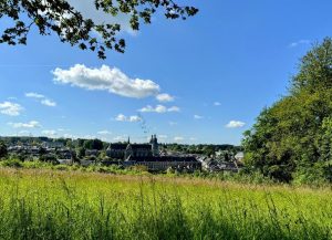 Panorama ensoleillé sur Saint-Hubert et sa basilique depuis la Balade du Sonneur