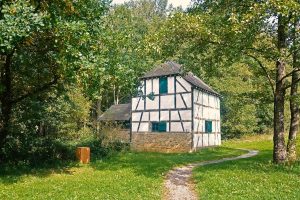Maison à colombages entourée de verdure au Fourneau Saint-Michel